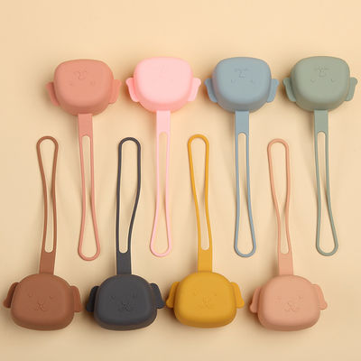 Ασφαλής σχηματοποίηση πλυντηρίων πιάτων σε ένα χαριτωμένο κουτάβι προϊόντων σιλικόνης μωρών που διαμορφώνεται